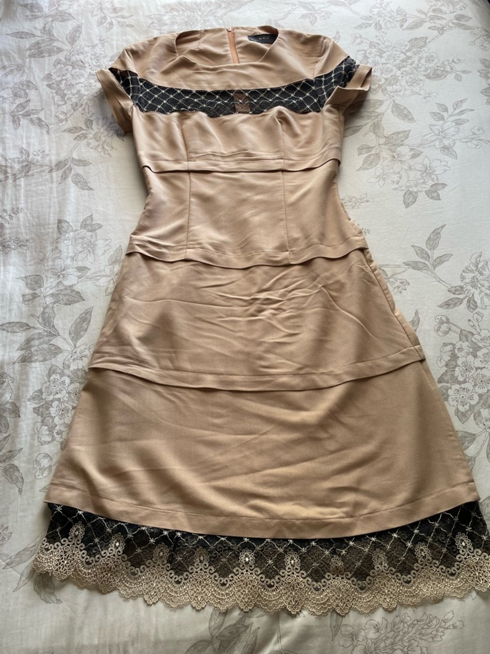 BGL Tan Black Lace Midi Dress 34 2 XS Fitted Chic Neutral Glam Formal Evening